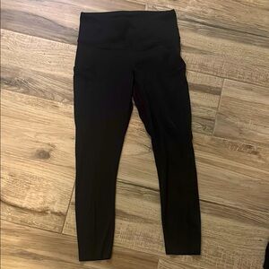 Lululemon Athletica Black Leggings women’s size 6 cropped with pockets!